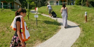 Les chalets proposaient dans le camping international Roche Murat de Saint-Flour sont idéals pour passer des vacances proche de la nature avec tout le confort d'une maison.